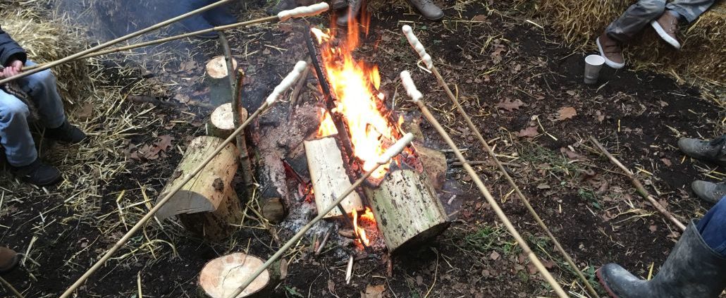 Lagerfeuer für frisches Stockbrot beim Weihnachtsbaumschlagen von Schloss Wissen