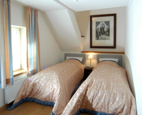 Schlafzimmer mit zwei Einzelbetten im Freiherrenzimmer Maria – Schloss Wissen